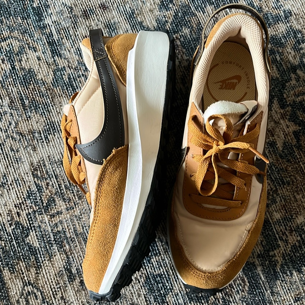 Women’s Nike waffle debut. Size 8.5